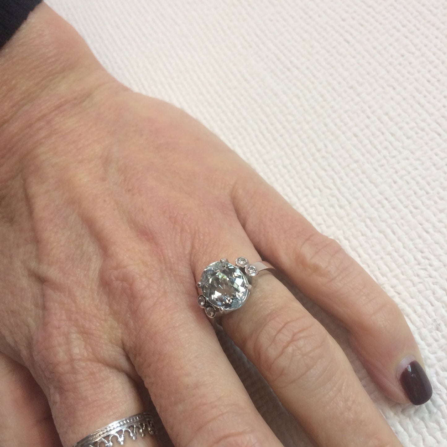ZAJ6 Anillo Aguamarina Facetada engaste en grifas y Diamantes engaste invisible Metal Platino