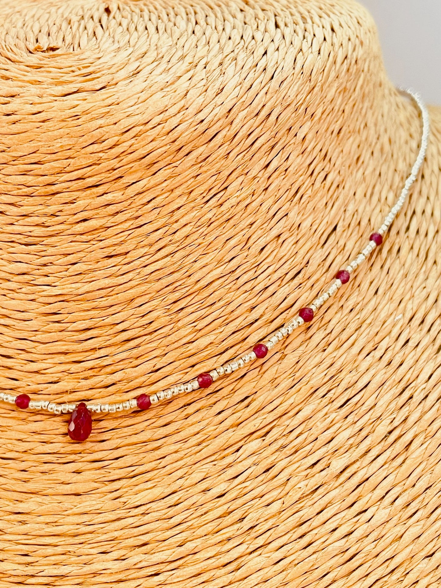 ZP4055 Collar Mini Mostacillas 1.2 mm y Gota Raíz de Rubí 5 mm y 2 mm Largo 40 cm y extensor 5 cm Collar Baño Plata