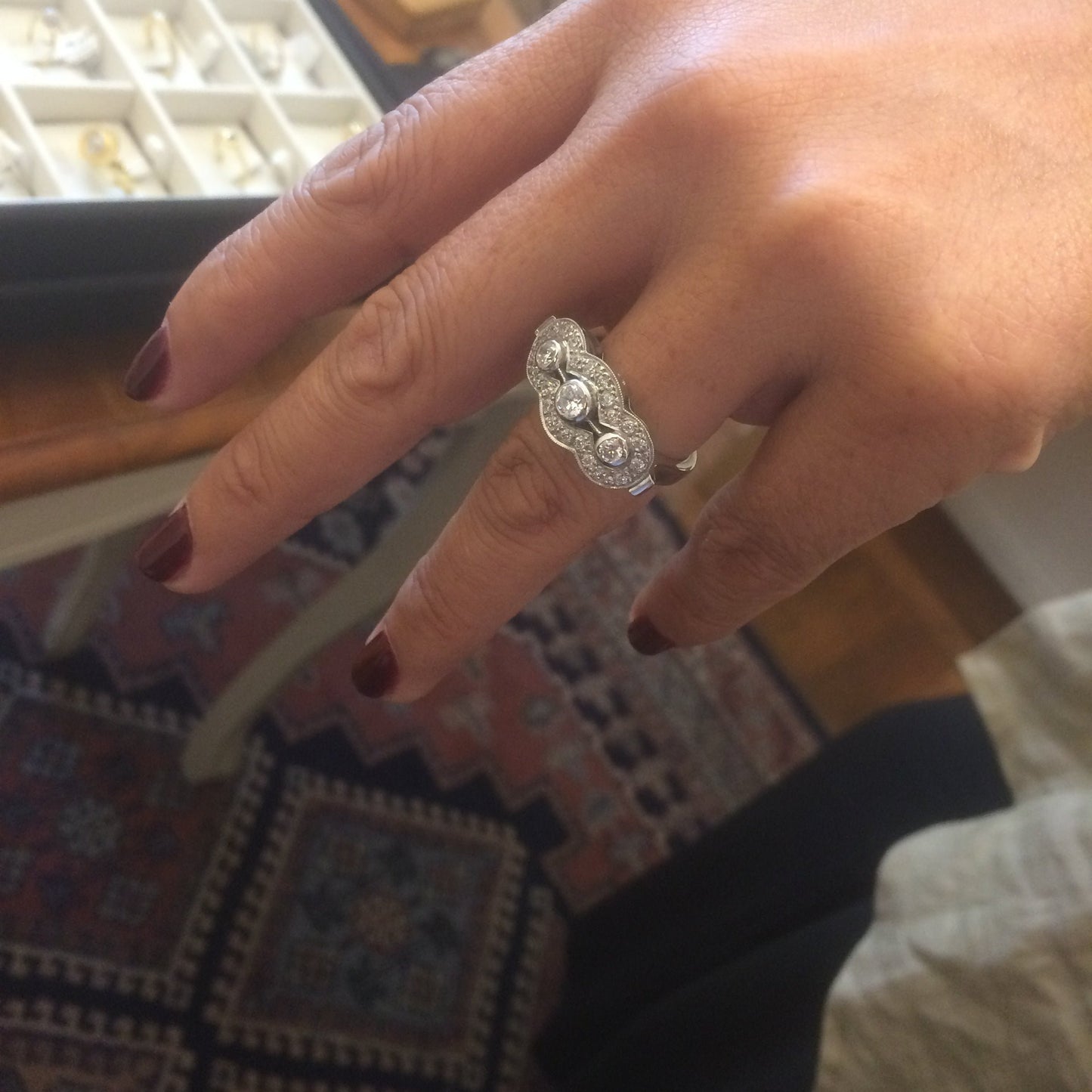 ZAJ7 Anillo Tricillo Estilo Vintage Cabezal 3 diamantes en Puente Ruleteado Engaste Invisible Metal Plata