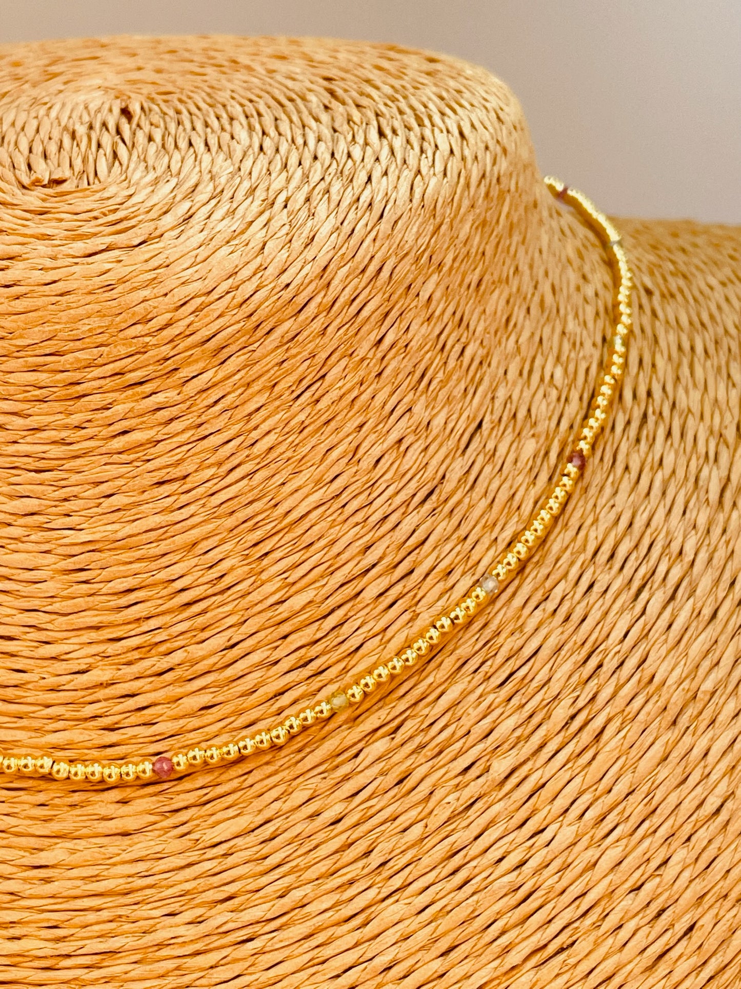 ZO4054 Collar Mini Bolitas 2 mm y Agua Marina y Cuarzo Rosa 2 mm Largo 40 cm y extensor 5 cm Collar Baño Oro