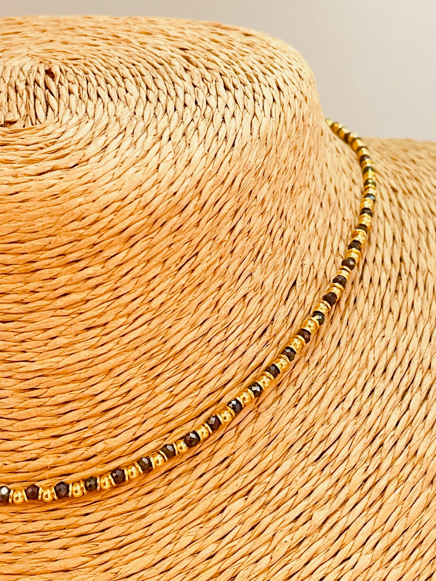 ZO4052 Collar Espinela y mini bolitas 2 mm Largo 40 cm y extensor 5 cm Collar Baño Oro