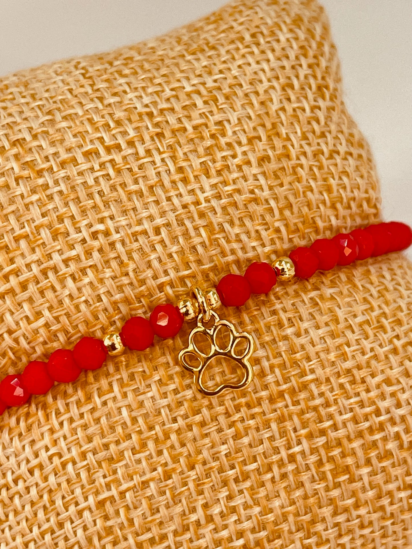 ZO3015 Pulsera Roja Cristales Checos y bolitas Diferentes Figuras Baño Oro