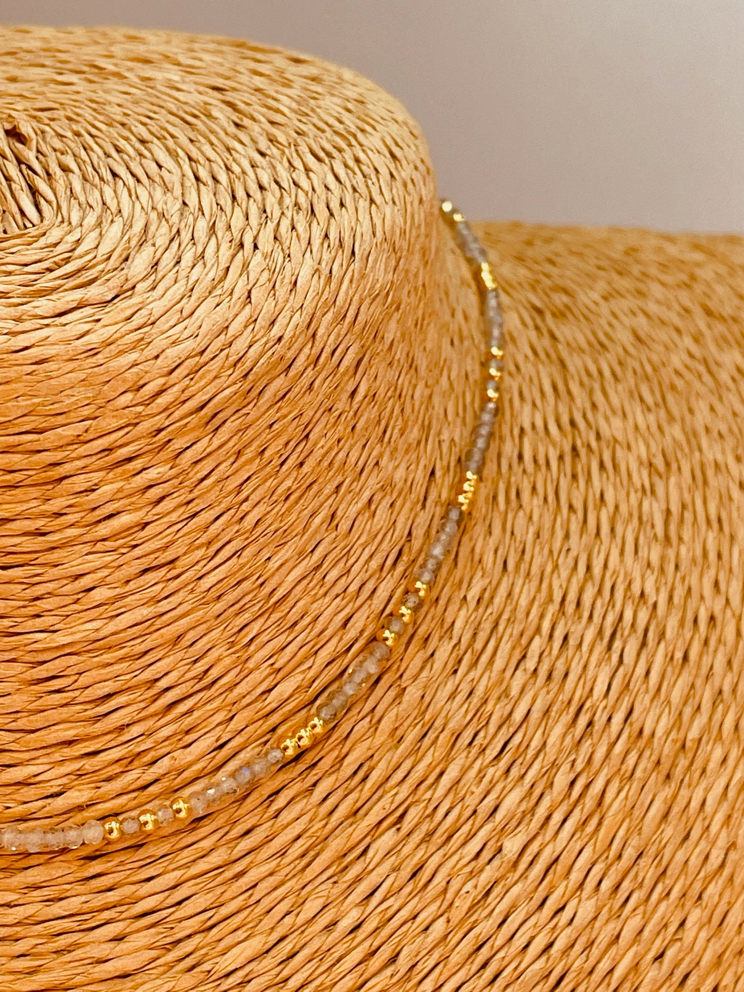 ZO4044 Collar Piedra Luna y mini bolitas 2 mm Largo 40 cm y extensor 5 cm Collar Baño Oro