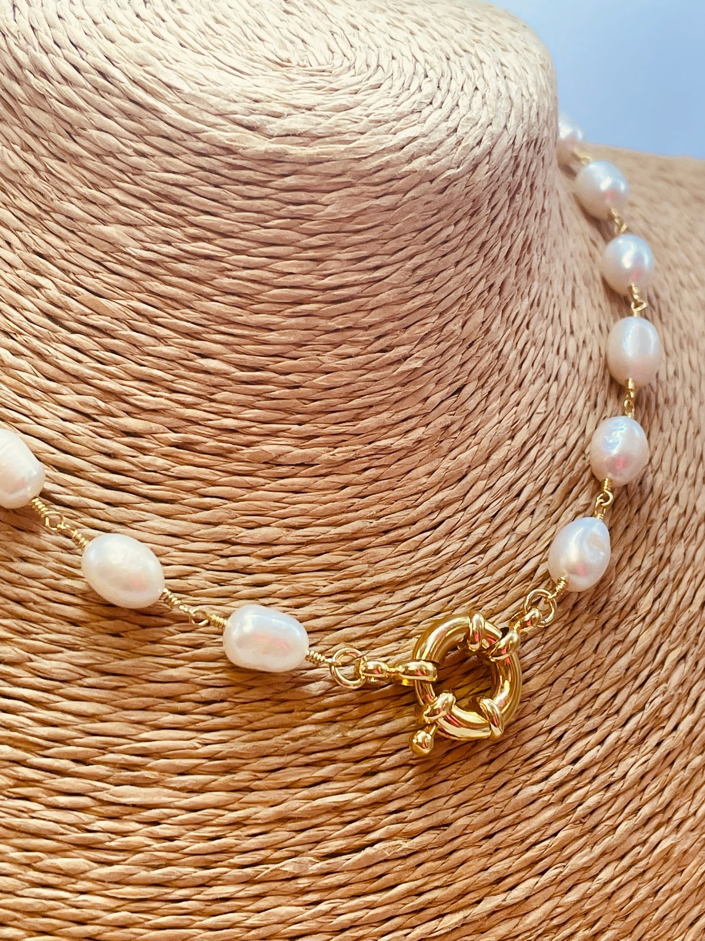 ZO4027 Collar Perlas de Río Ovaladas Entorchadas Cierre Timón Baño Oro