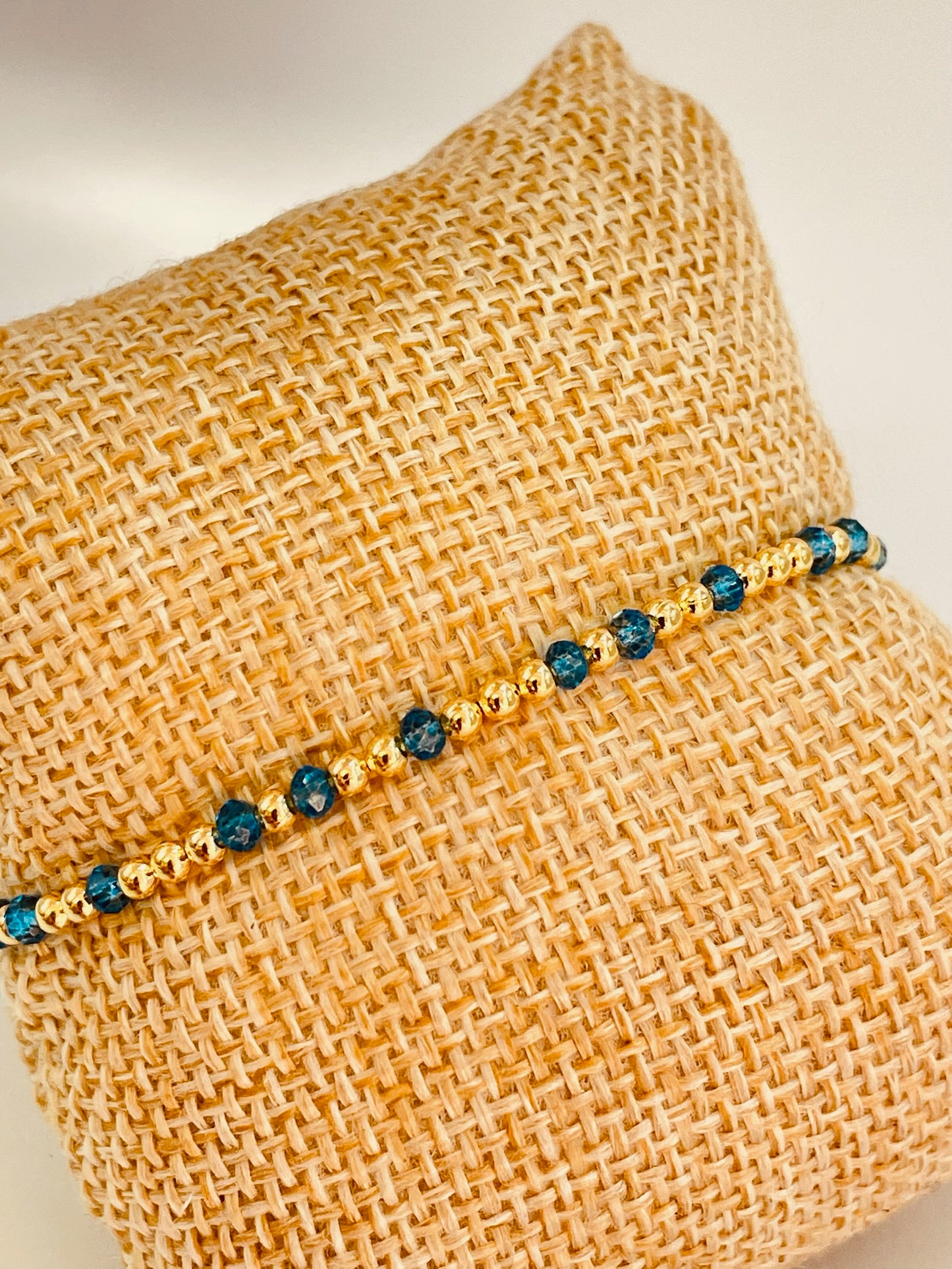 ZO3024 Pulsera Elastizada Bolitas 1 mm y Piedras Naturales Baño Oro