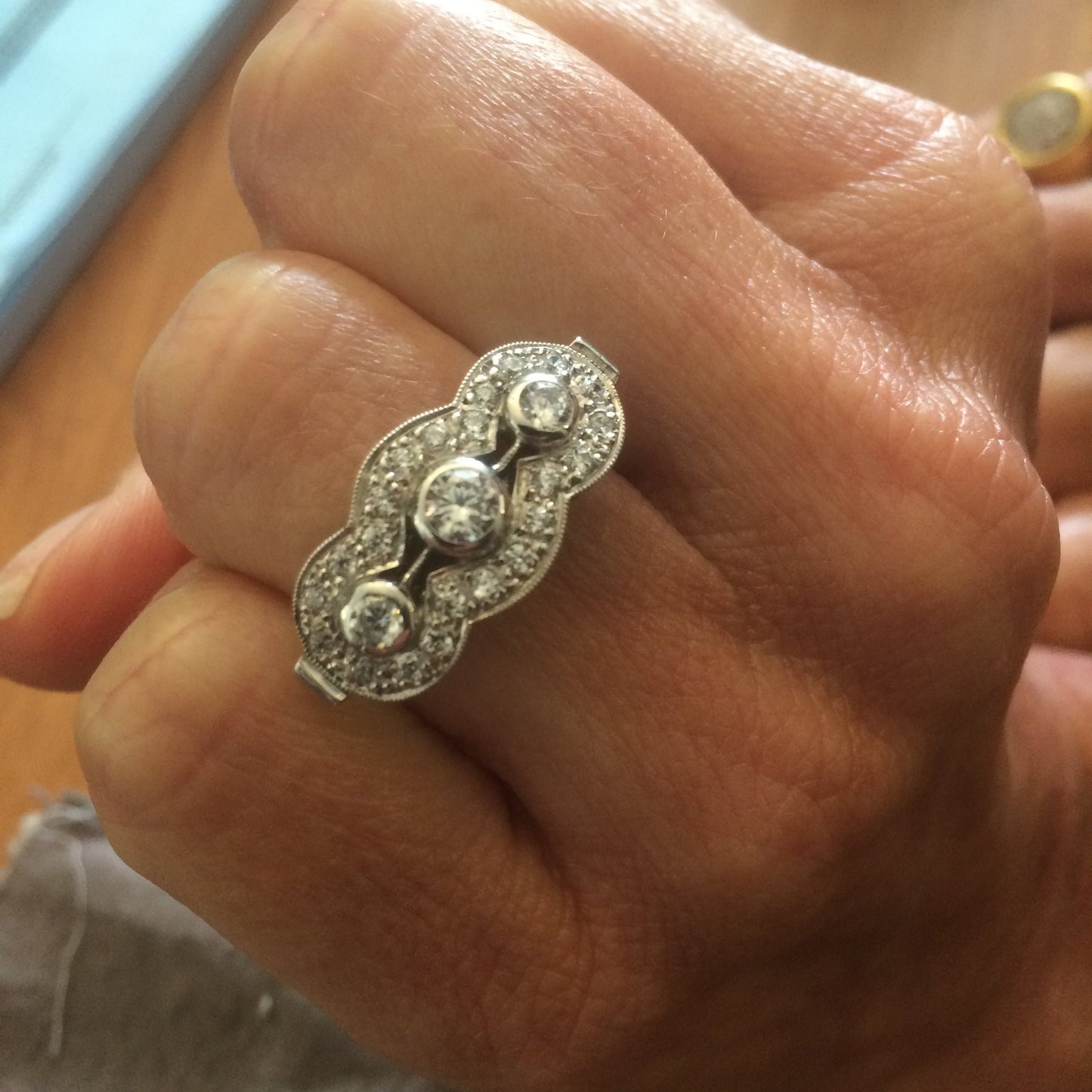 ZAJ7 Anillo Tricillo Estilo Vintage Cabezal 3 diamantes en Puente Ruleteado Engaste Invisible Metal Plata