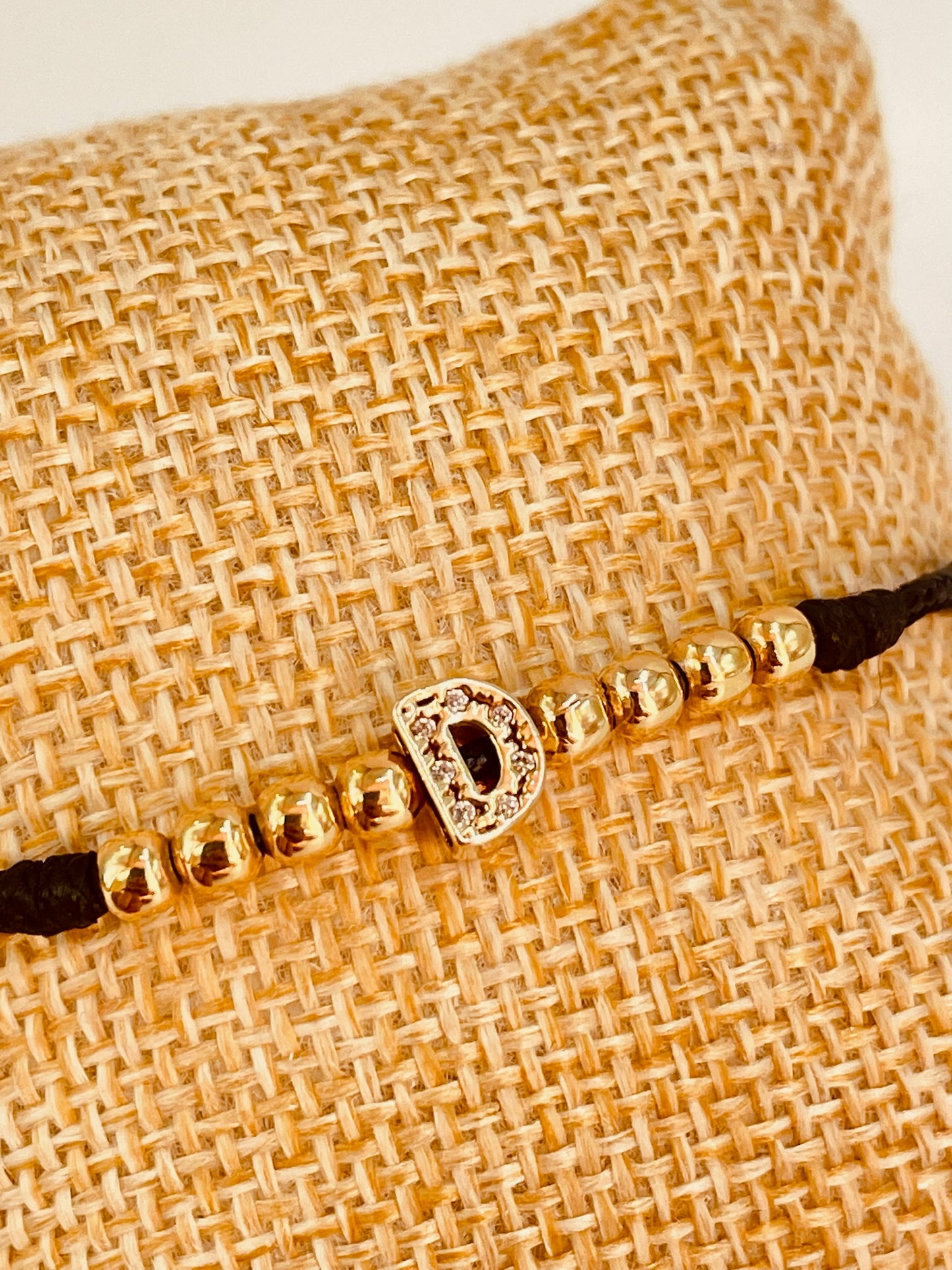 ZO3017 Pulsera Macramé Hilo Negro Bolitas Letra Micro circones Baño Oro