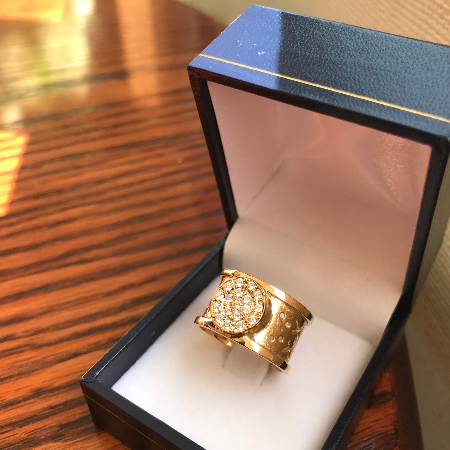 ZAJ5 Anillo Oro Amarillo Canto Riel Pulido Diamantes Engastados