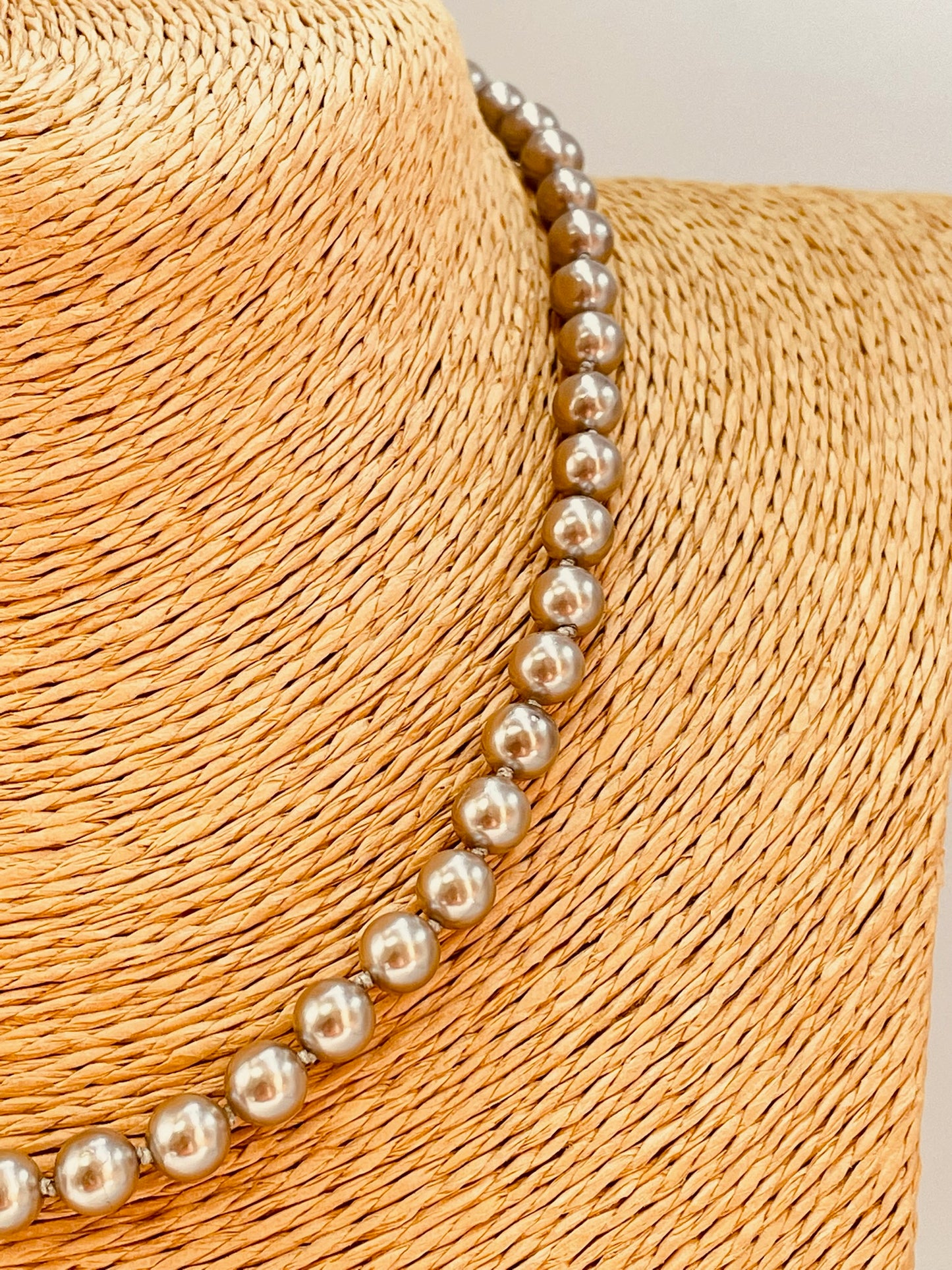 Joyas Bañadas en Oro ZO-4050 Collar Perla Checa Gris Hilado Largo 40 cm más extensor de 5 cm Collar Baño Oro