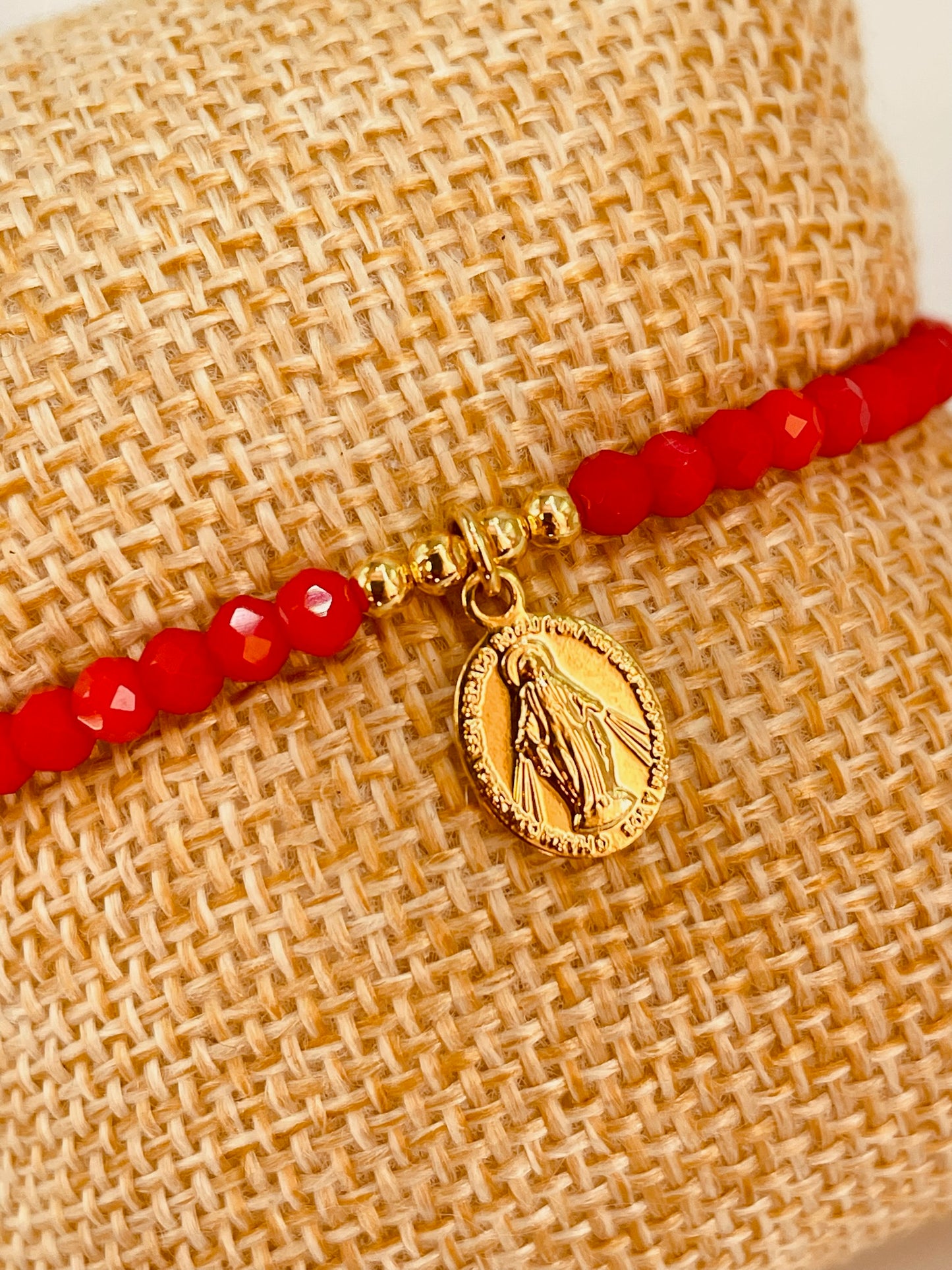 ZO3015 Pulsera Roja Cristales Checos y bolitas Diferentes Figuras Baño Oro