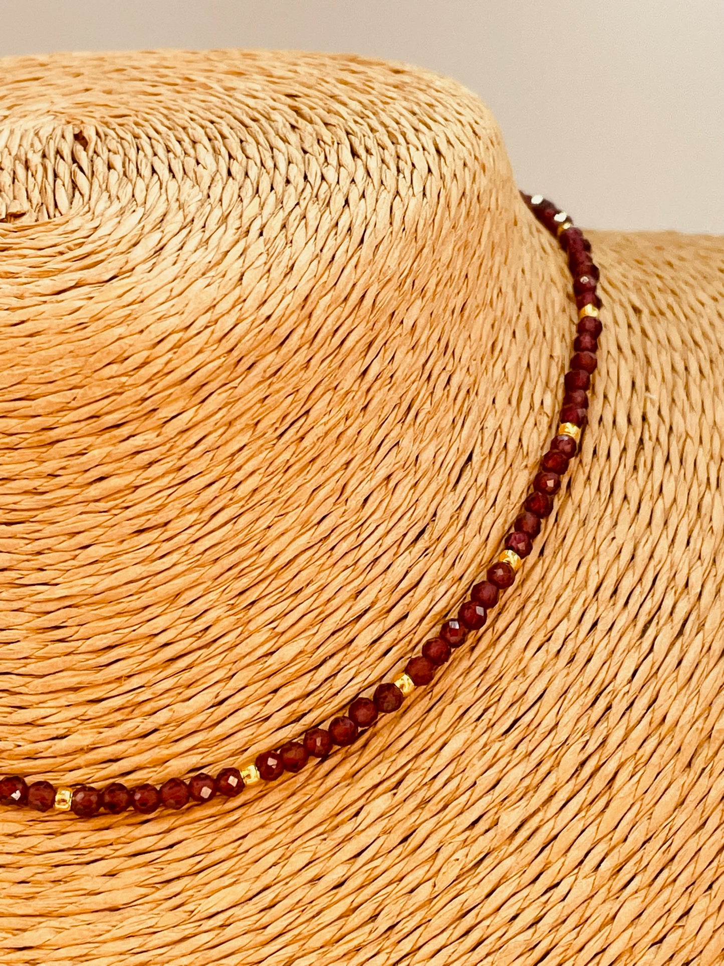 ZO4057 Collar Granate 3 mm y bolitas 2 mm Largo 40 cm y extensor 5 cm Collar Baño Oro