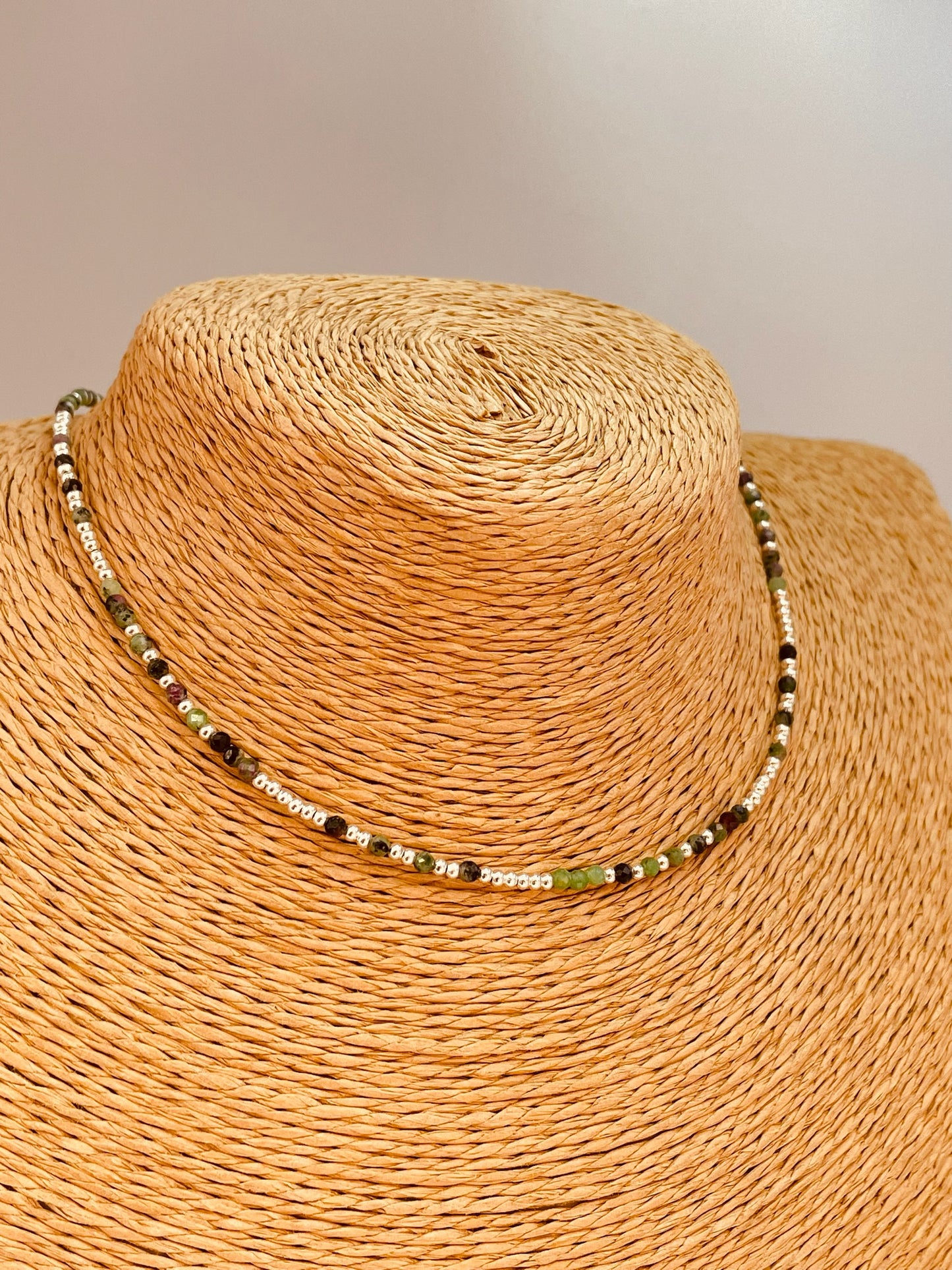 ZP4051 Collar Rubí Zoisita 3 mm y bolitas de 2 mm Largo 40 cm y extensor 5 cm Collar Baño Plata