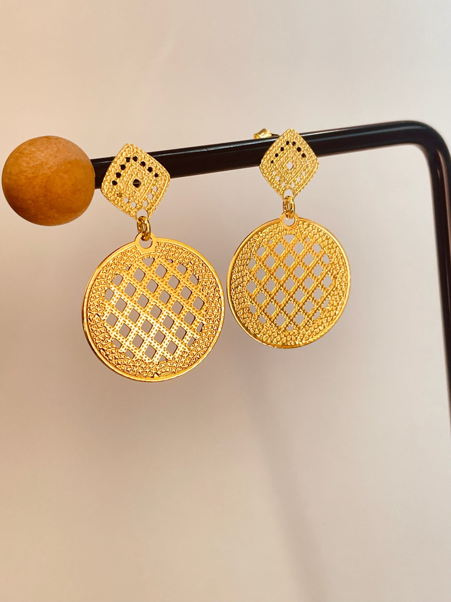 ZO2552 Aro Redondo Filigranas 20 mm Baño Oro