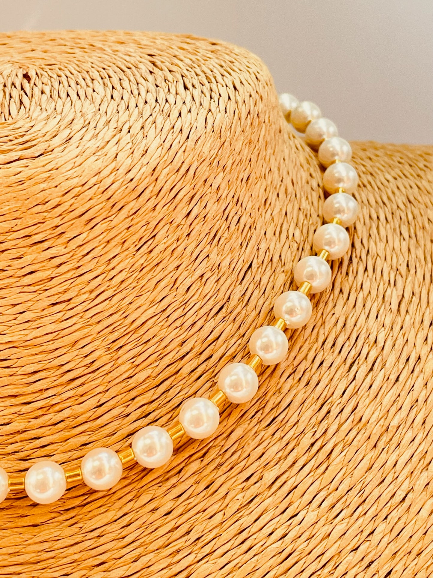 Joyas Bañadas en Oro ZO-4049 Collar Perla Checa 6 mm y tubitos de 3x2 mm Largo 40 cm más extensor 5 cm Collar Baño Oro