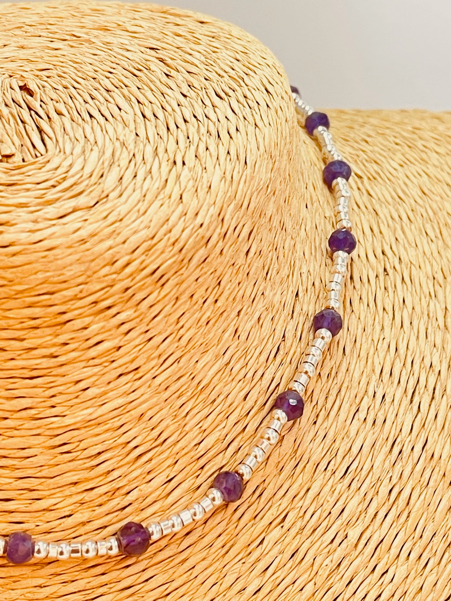 Joyas Bañadas en Plata ZP4057 Collar Amatista 5 mm y bolitas y tubitos 2 mm Largo 40 cm y extensor de 5 cm Collar Baño Plata