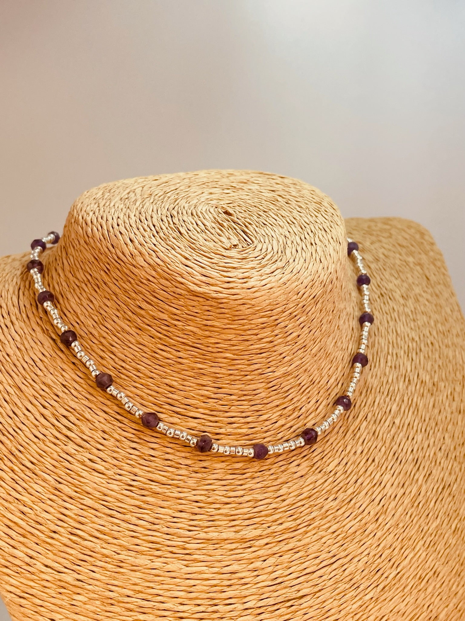 Joyas Bañadas en Plata ZP4057 Collar Amatista 5 mm y bolitas y tubitos 2 mm Largo 40 cm y extensor de 5 cm Collar Baño Plata