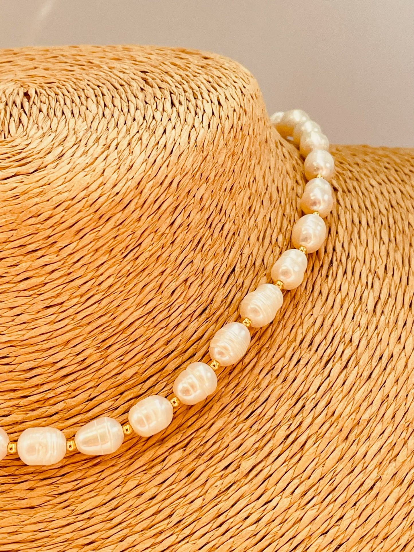 ZO4048 Collar Perlas de Río 9x6 mm y Bolitas de 2 mm Largo 40 cm y extensor de 5 cm Collar Baño Oro