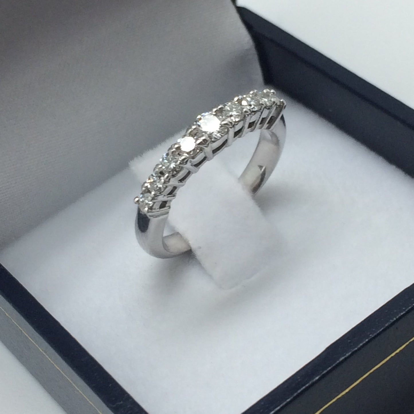 ZAJ4 Anillo de Compromiso Oro Blanco Diamantes Engaste en Grifas