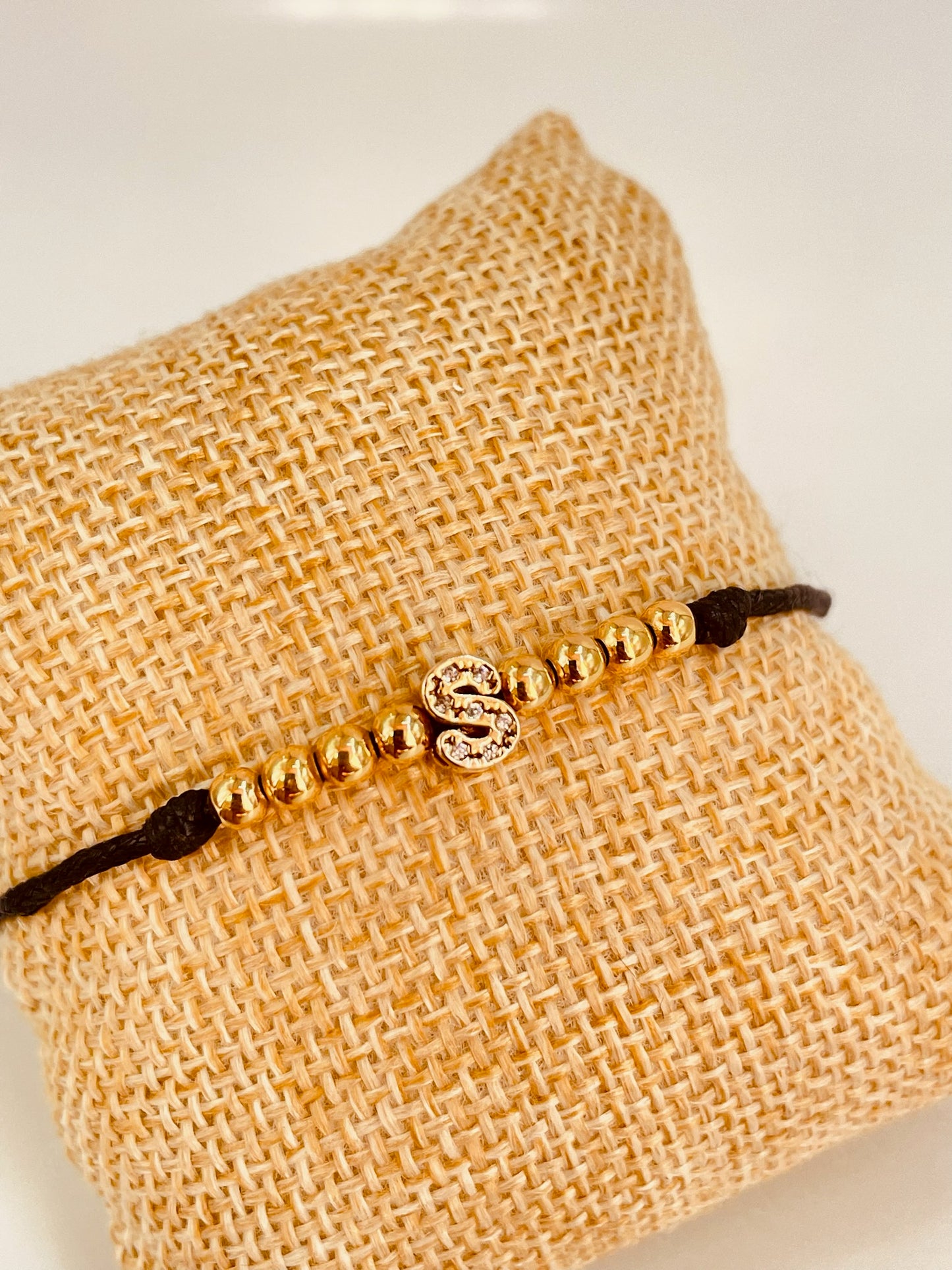 ZO3017 Pulsera Macramé Hilo Negro Bolitas Letra Micro circones Baño Oro