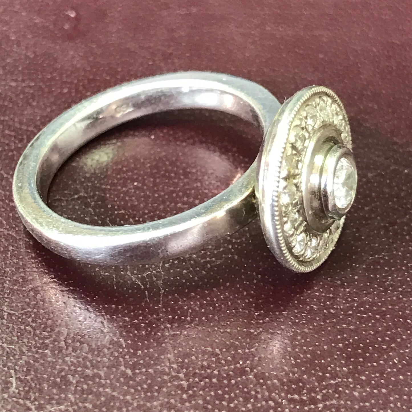 ZAJ14 Anillo Circón Central Mayor y Micro circones en Cabezal Ruleteado Engaste Invisible Plata