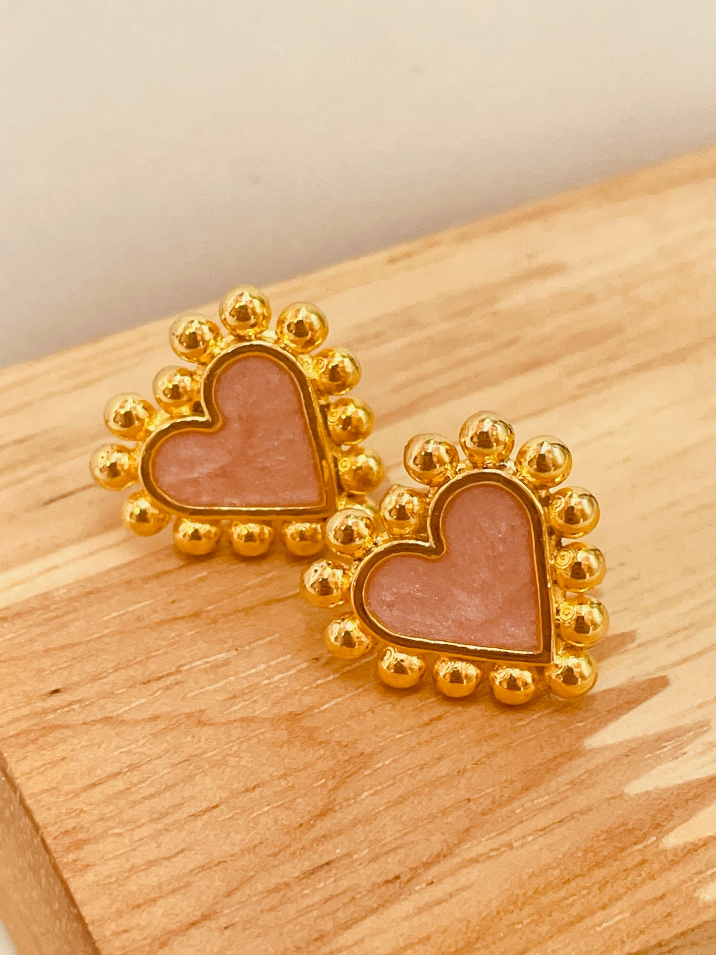 ZO2507 Aro Corazon Bolitas con Resina Rosada Baño Oro