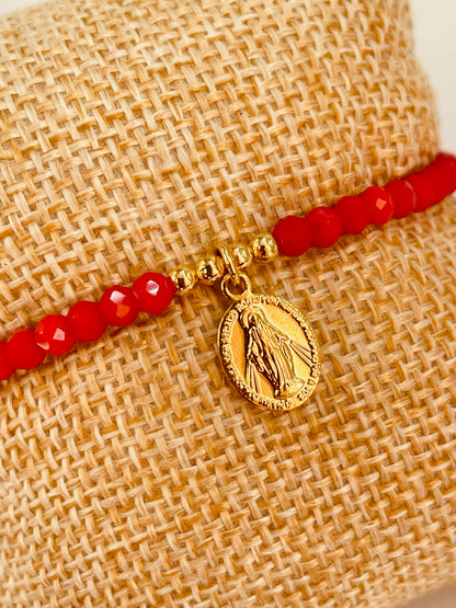 ZO3015 Pulsera Roja Cristales Checos y bolitas Diferentes Figuras Baño Oro