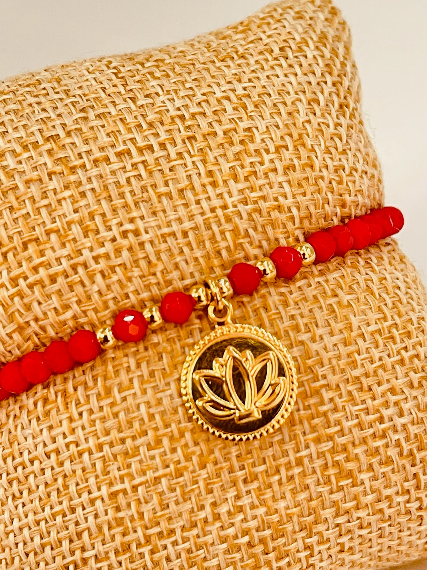 ZO3015 Pulsera Roja Cristales Checos y bolitas Diferentes Figuras Baño Oro