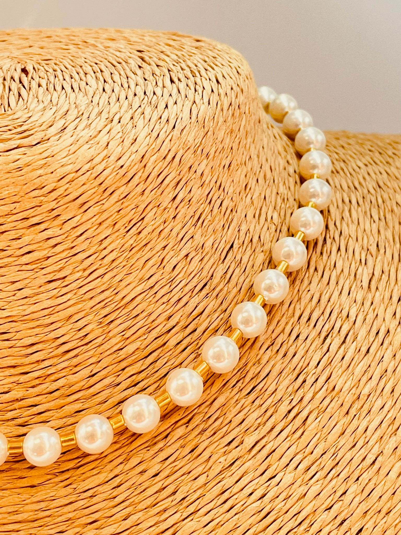 Joyas Bañadas en Oro ZO-4049 Collar Perla Checa 6 mm y tubitos de 3x2 mm Largo 40 cm más extensor 5 cm Collar Baño Oro
